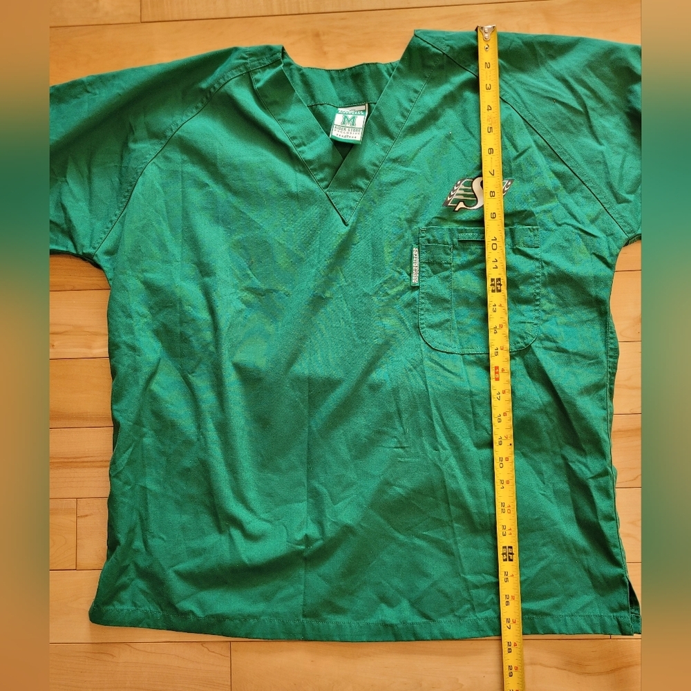 CFL Saskatchewan Rough Riders Men's Size Medium Scrub Top - Picture 5 of 6